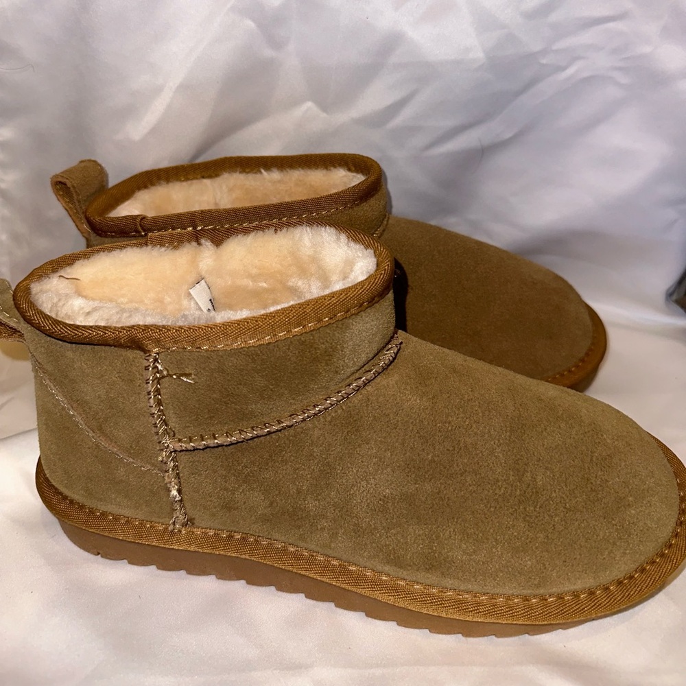 BRAND NEW BOOTS- size 8.5!!!